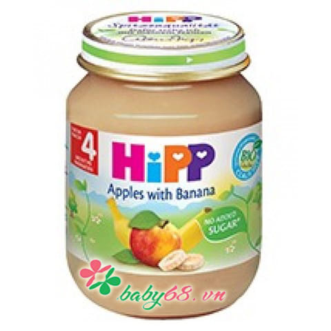 Dinh dưỡng đóng lọ HiPP chuối táo (125g)  Dinh dưỡng đóng lọ Hipp chuối táo (125g) là thức ăn dặm bồi bổ cơ thể cho trẻ từ 4 tháng tuổi trở lên rất an toàn với trẻ có nguy cơ dị ứng thức ăn cao, bổ sung năng lượng trong giai đoạn tăng trưởng và phát triển, đáp ứng phần lớn nhu cầu Vitamin C hàng ngày của trẻ, giúp trẻ chống táo bón.  Thức ăn đóng lọ Hipp có vị dịu, không chứa phẩm màu, hương liệu nhân tạo, chất bảo quản, không chứa đạm sữa và đặc biệt không chứa Gluten.  Thành phần gồm: 100% trái cây (táo 80%, chuối 20%), Vitamin C.  Cách sử dụng dinh dưỡng đóng lọ HiPP chuối táo:  Sản phẩm sử dụng ăn liền, không cần hâm nóng, ăn riêng vào giữa các bữa chính để bổ sung hoa quả, Vitamin C, chất xơ hoặc có thể cho thêm vào bột ngũ cốc dinh dưỡng HiPP.  Ăn vào bữa chính, cung cấp đạm thịt, tinh bột, rau, chất béo, muối I-ốt.  Hâm nóng cách thủy hoặc bằng lò vi sóng (khi hâm mở nắp, không cho nắp vào lò vi sóng).  Chỉ hâm nóng phần thức ăn dùng ngay cho bé, phần chưa hâm nóng (nếu có) đậy kín nắp bảo quản trong tủ lạnh, dùng hết ngay vào ngày hôm sau.  Sau khi hâm, khuấy đều, kiểm tra độ nóng trước khi cho bé ăn.  Sử dụng bát, thìa vệ sinh cho bé ăn.  Bảo quản nơi khô thoáng ở nhiệt độ thường.