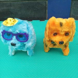 Đồ chơi chó bông dùng pin biết đi, vẫy đuôi, sủa gâu gâu, đeo kính, đội mũ rất đáng yêu